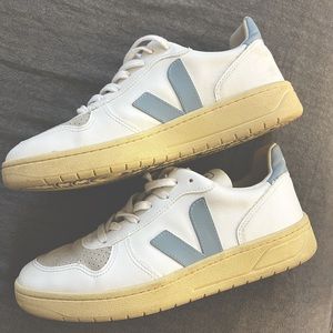 Low-top buffed leather sneakers in white and blue. Suede logo appliqué at sides
